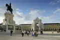 Während der Stadtführung auf unserer Städtereise nach Lissabon kommen wir auch über den Handelsplatz Praca do Comércio, auf dem das berühmte Reiterstandbild von König Joseph I. steht.