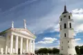 Die Kathedrale von Vilnius und ihr Glockenturm unter blauem Himmel.