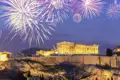 Das Silvesterfeuerwek in Athen, das Sie auf dieser Singlereise sehen werden, erleuchtet den Nachthimmel in bunten Farben. Die Akropolis bietet hierfür eine eindrucksvolle Kulisse.