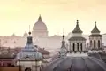 Panoramablick über die Dächer von Rom mit der Peterskirche im Hintergrund