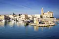 Postkarten-Italien  in Trani: Yachten, die im schönsten Spätnachmittagslicht im Hafen schaukeln. Dahinter erhebt sich elegant die Kathedrale am Meer. Eindrücke auf unserer Apulienreise für Singles und Alleinreisende.