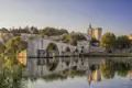Ihre Studiosus-Reiseleitung zeigt Ihnen während Ihrer Rundreise für Singles und Alleinreisende durch die Provence  in Avignon natürlich auch die berühmte Brücke.