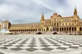 In Andalusiens Hauptstadt Sevilla beeindruckt uns die Plaza de España mit ihrer aufwendigen Architektur.