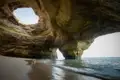 Auf unserer Singlereise an die Algarve erleben wir die grandiose Natur wie diesen Strand in einer Meereshöhle mit Blick auf das Meer.
