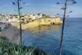 Auf unserer Singlereise an die Algarve sehen wir malerische Dörfer wie hier, direkt auf einer Klippe über dem Meer gelegen.