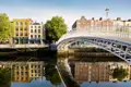 Auf dem Rundgang durch Dublin während unserer Silvesterreise für Singles und Alleinreisen sehen wir die Wahrzeichen der Hauptstadt, hier die Half Penny Bridge über dem Fluss Liffey.