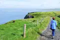 Auf unserer Rundreise in Irland für Singles und Alleinreisende bestaunen wir die Cliffs of Moher und unternehmen einen Spaziergang auf gesicherten Wegen am Klippensaum. Bei klarem Wetter sehen wir die Bucht von Galway.
