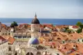 Die Altstadt von Dubrovnik mit den markanten Terrakottadächern und der Adria im Hintergrund ist jede Reise wert! Wir genießen den Aufenthalt am Meer während unserer Singlereise nach Kroatien.