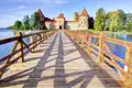 Auf unserer Reise ins Baltikum für Singles und Alleinreisende besuchen wir die Wasserburg Trakai und die typischen Holzhäuser der Karäer.