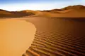 Die Sanddünen des Erg Chebbi bei Merzouga sind Teil unserer Rundreise für Singles und Alleinreisende durch Marokko. Hier haben Sie die Möglichkeit, den Sonnenuntergang direkt in der Wüste zu erleben.