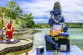 Bei unserer Studiosus-Reise für Singles und Alleinreisende auf Mauritius tauchen wir ein in den Hinduismus, der auf der Insel weit verbreitet ist. In Grand Bassin erkunden wir verschiedene Shiva-Statuen.