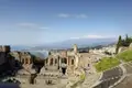 Zum Reisefinale nach Taormina: Ist die Jetset-Ära auch längst passé, die Stadtkulisse bietet nach wie vor reichlich Glamour. Der Blick aufs schönste Bühnenbild Siziliens im griechisch-römischen Theater – die "vista sul mare" mit dem Kegel des Ätnas – ist ein ganz besonderer Höhepunkt unserer Rundreise.
