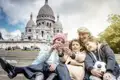 Im Rahmen unserer Studiosus-family-Reise organisiert die Reiseleitung eine spannende Stadtrallye durch das Künstlerviertel Montmartre. Und wir genießen den berühmten Ausblick von den Stufen der Kirche Sacré-Coeur über Paris.