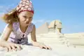 Bei der family-Reise von Studiosus nach Ägypten steht natürlich auch das Areal der Pyramiden von Gizeh auf dem Programm. Dort ist ein wichtiger Besichtigungspunkt der Sphinx.