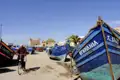 Blaue Boote im Hafen von Essaouira. Im Hintergrund die Bastion.