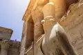 In Edfu stehen wir auf unserer klassischen Studienreise schließlich vor einem der besterhaltenen Tempel Ägyptens, dem Heiligtum des Falkengottes Horus mit seinem Sonnenauge.