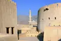 Auf unserer zwölftägigen Studienreise durch die Vereinigten Arabischen Emirate und den Oman erkunden wir in Nizwa die gewaltige Festung, wo altes Handwerk wie Brotbacken, Sticken und Klöppeln präsentiert wird. Anschließend können Sie auf dem Markt an Vanille, Safran, Muskat & Co. schnuppern sowie Cashews und Pistazien probieren.