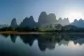 Bei Yangshuo sind wir während unserer umfassenden Studienreise durch China auf dem Li-Fluss unterwegs und genießen die Kulisse der Kegelkarstberge.