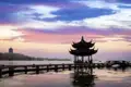 Poetische Landschaften, von Menschen geschaffen: Das sehen wir auf unserer Rundreise durch China, zum Beispiel hier am Westsee bei Hangzhou.