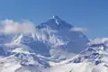Auf unserer Reise durch Tibet und Nepal wollen wir natürlich auch einen Blick auf den König der Berge erhaschen, die Chomolungma, Göttinmutter der Erde, wie der Mount Everest in Nepal heißt.