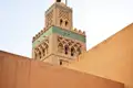 Unsere smart&small-Reise durch Marokko bietet viele schöne Kostbarkeiten. Das Minarett der Koutoubia-Moschee wacht über die Altstadt von Marrakesch und den berühmten Marktplatz Djemaa el-Fna.