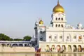 Auf unserer Reise nach Indien besuchen wir den Sikh tempel Bangla Sahib Gurudwar, in dem nicht nur Gläubige, sondern jeder ein freies Mittagessen bekommen kann.
