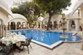 Zwei Nächte wohnen wir auf unserer Rundreise Rajasthan - Auszeit im Land der Maharadschas im Hotel Alsisar Haveli in Jaipur. Genießen Sie den Pool!