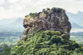 Auf unserer Rundreise durch Sri Lanka erklimmen wir die vielen Treppenstufen, die zum Löwenfelsen Sigiriya hinaufführen. Auf halbem Weg besuchen wir die Freskenmalerei der Wolkenmädchen.