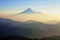 Auf unserer Rundreise in kleiner Gruppe durch Japan hoffen wir auf etwas Glück: Besonders schön wäre der Anblick des heiligen Berges, des Fuji-san, wenn er sich unverhüllt zeigt.