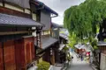 Gemeinsam mit Ihrem Studiosus-Reiseleiter entdecken Sie die historischen Winkel der alten Kaiserstadt Kyoto.