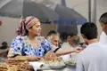 Auf unserer Marco Polo-Reise erleben wir den usbekischen Alltag auf dem Basar von Taschkent, wo man frische Leckereien wie Fleischspieße, Brot und Nüsse probieren kann.