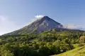 Auf unserer Studiosus-Reise durch Costa Rica verbringen Sie drei Nächte am Fuße des Vulkans Arenal. Bei einer Wanderung entlang eines Lavaflusses werden wir mit einem Postkartenblick auf den formschönen Vulkankegel belohnt - nur eines von vielen Vulkanerlebnissen auf dieser Reise!
