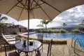 Auf der smart & small-Rundreise durch Tansania für zwei Tage unsere Farm in Afrika: die Bashay Rift Lodge bei Karatu mit Panoramablick von der Terrasse und mit Pool.