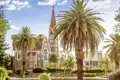 Wir beginnen unsere Rundreise durch Namibia in Windhuk und bestaunen die Spuren des deutschen Kulturerbes wie hier an der Christuskirche, eines der Wahrzeichen der Hauptstadt des Landes.