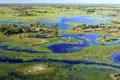 Das Okavangodelta in Botswana gehört zum UNESCO-Welterbe. Die sommerlichen Regenfälle über dem Hochland von Angola erreichen mit mehrmonatiger Verzögerung das Binnendelta in Botswana zum Wasserhöchstand im Mai und Juni.