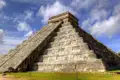 Auf unserer Studienreise durch Mexiko stehen wir in der majestätischen Mayastadt Chichén Itzá und blicken ehrfürchtig zur imposanten Pyramide des Kukulkán empor – ein Meisterwerk der Maya-Kultur und eines der eindrucksvollsten Highlights der Halbinsel Yukatan.