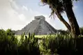 Zum krönenden Abschluss unserer umfassenden Studienreise durch Mexiko und Guatemala stehen wir in Chichén Itzá vor der imposanten Pyramide des Kukulkán – ein Meisterwerk der Maya-Kultur, das mit seiner Architektur und spirituellen Bedeutung bis heute Ehrfurcht weckt.