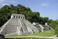 Auf unserer 16-tägigen klassischen Studienreise durch Mexiko erkunden wir die Ruinen von Palenque, eine beeindruckende Mayastätte tief im Regenwald. Umgeben von unberührter Natur, erleben wir die Pyramiden und Tempel, von denen viele noch immer  im Dschungel verborgen sind.