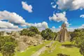 Auf unserer Studienreise durch Guatemala entdecken wir mit Studiosus-Reiseleitung die faszinierende Mayastadt Tikal, wo sich Tempel, Paläste und eine gesamte Akropolis im dichten tropischen Regenwald verbergen. Besonders beeindruckend ist die Pyramide des Großen Jaguars, umgeben von üppigem Grün – ein faszinierendes Zusammenspiel von Kultur und Natur.