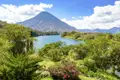 Der Atitlánsee in Guatemala ist von majestätischen Vulkanen umgeben, deren fruchtbare Hänge mit üppiger Vegetation bedeckt sind. Das Naturparadies bietet eine einzigartige Kulisse aus tiefblauem See, grünen Hügeln und imposanten Vulkanen – zu erleben auf der Rundreise mit Studiosus!