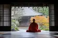Tempelszenen wie diese faszinieren den Reisenden gerade auch im japanischen Herbst. Wie erleben auf unserer umfassenden Studienreise durch Japan die andächtige Stille auf dem Koya-san.