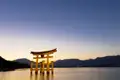 Eines der abschließenden Highlights dieser Studienreise durch Japan ist der Besuch der Insel Miyajima vor Hiroshima, deren Wahrzeichen das bei Flut im Meer stehende und leuchtend rote Torii ist.