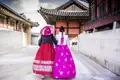 Besonders beliebt bei den Südkoreanern: Traditionelle Kleidung mieten und dann zum Foto-Shooting in eine der Palastanlagen von Seoul.