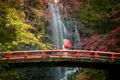 Zur Zeit der Herbstlaubfärbung genießen in Japan auch die Einhemischen das ein oder andere Fotoshooting in der Natur.