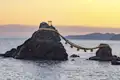 An der Küste vor Ise in Japan verbindet ein massives Tau die beiden Ehefelsen Meoto-Iwa.