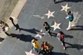 Zwischen den "Stars" flanieren auf dem Walk of Fame in Hollywood, Los Angeles