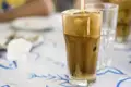 Auf den Kykladen, wie auch im übrigen Griechenland, wird Kaffee gerne in kalten Varianten getrunken, z. B. als Café frappé. Eine herrliche Erfrischung!
