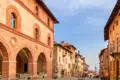 Historische Architektur einer Straße in Saluzzo
