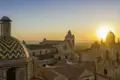 Historische Architektur von Ostuni in Apulien  im goldenen Licht des Sonnenaufgangs: Dies und viel mehr sehen Sie auf unserer achttägigen smart&small-Reise nach Apulien.