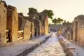 Gepflasterte Straße in den Ruinen von Pompeji